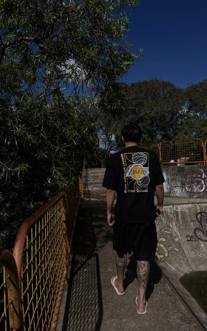 Camiseta preta com estampa Lakers nas costas