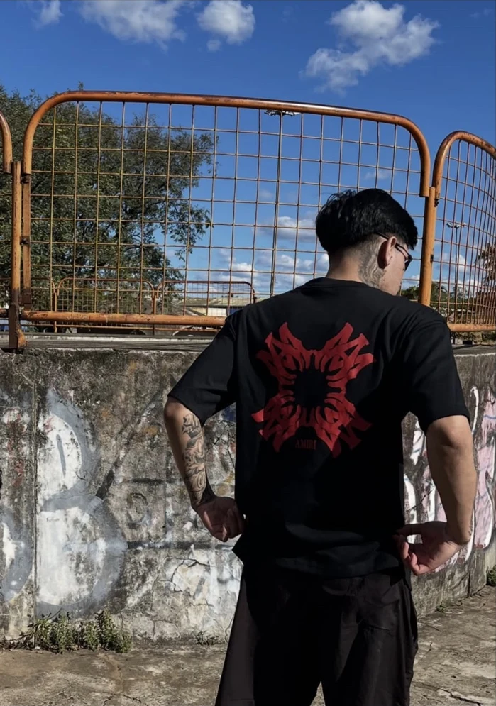 Camiseta preta com estampa vermelha nas costas