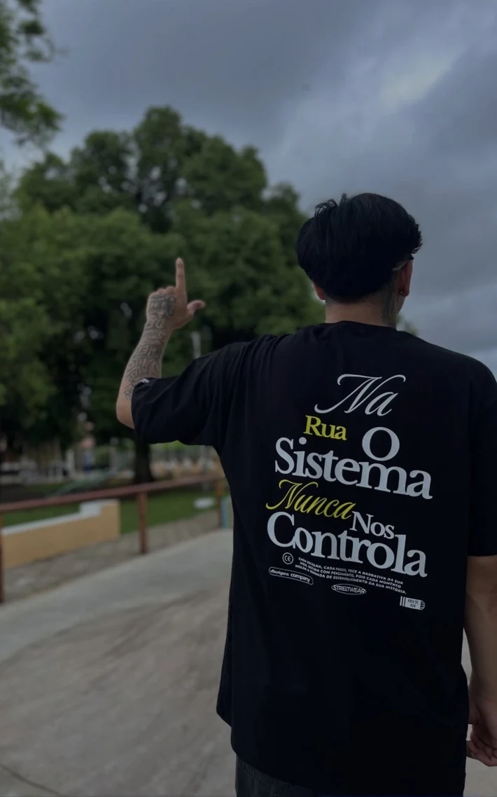 Camiseta preta com frase estampada nas costas