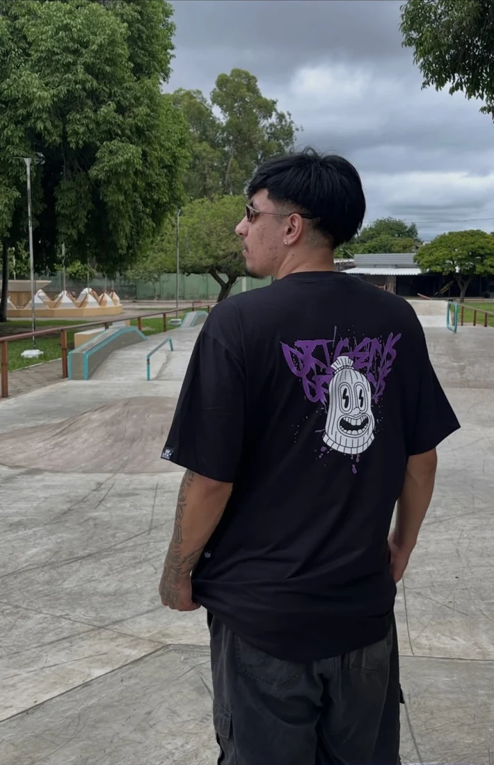 Camiseta preta com estampa roxa nas costas