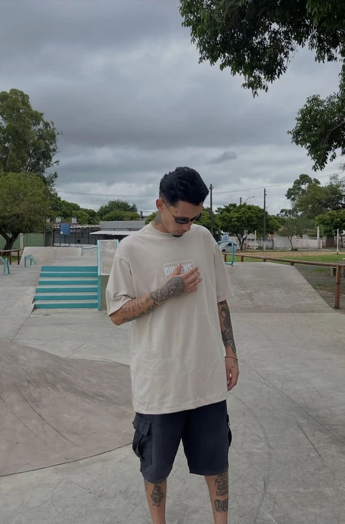 Camiseta clara oversized com bermuda cargo