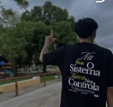 Camiseta streetwear com estampa nas costas fotografada ao ar livre